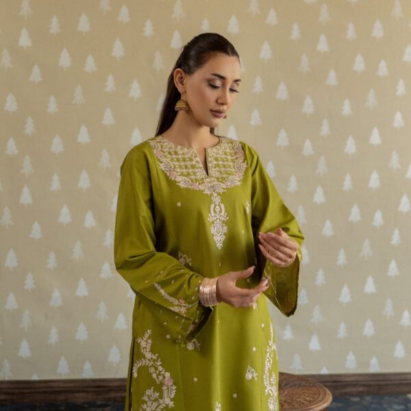 MAHIRA EMBROIDERY 2PC (FARSHI)
