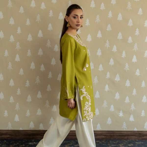 MAHIRA EMBROIDERY 2PC (FARSHI)