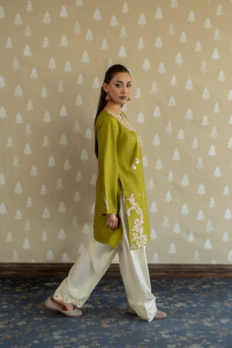MAHIRA EMBROIDERY 2PC (FARSHI)