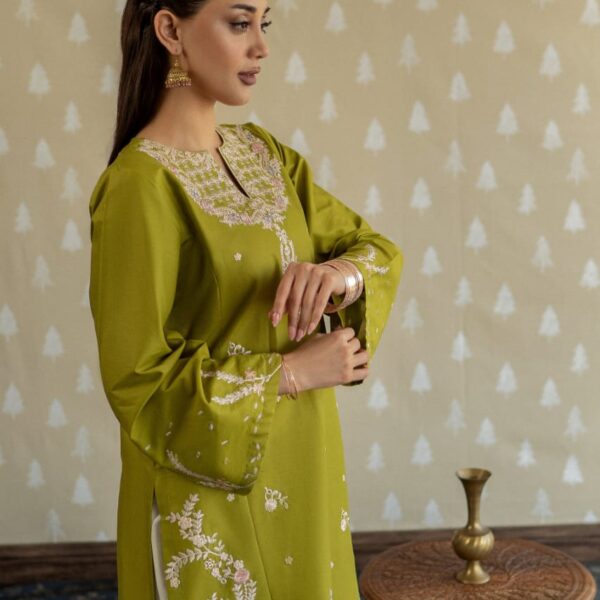 MAHIRA EMBROIDERY 2PC (FARSHI)