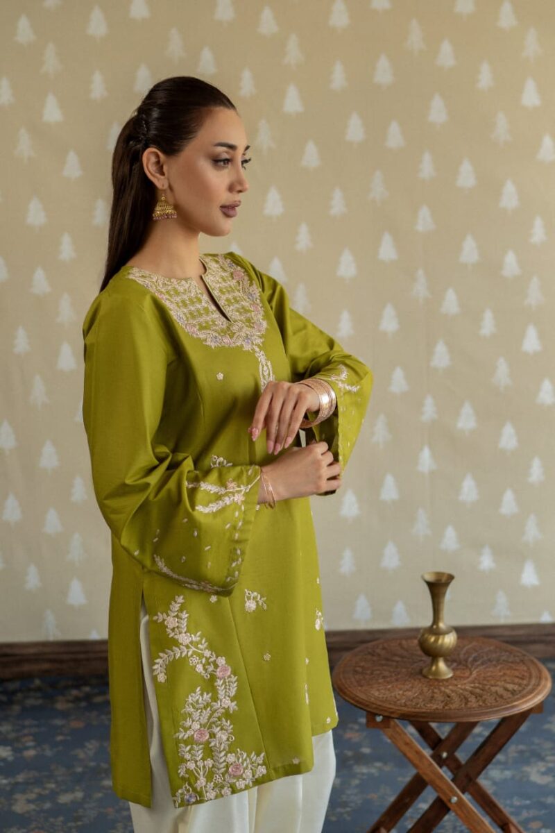 MAHIRA EMBROIDERY 2PC (FARSHI)